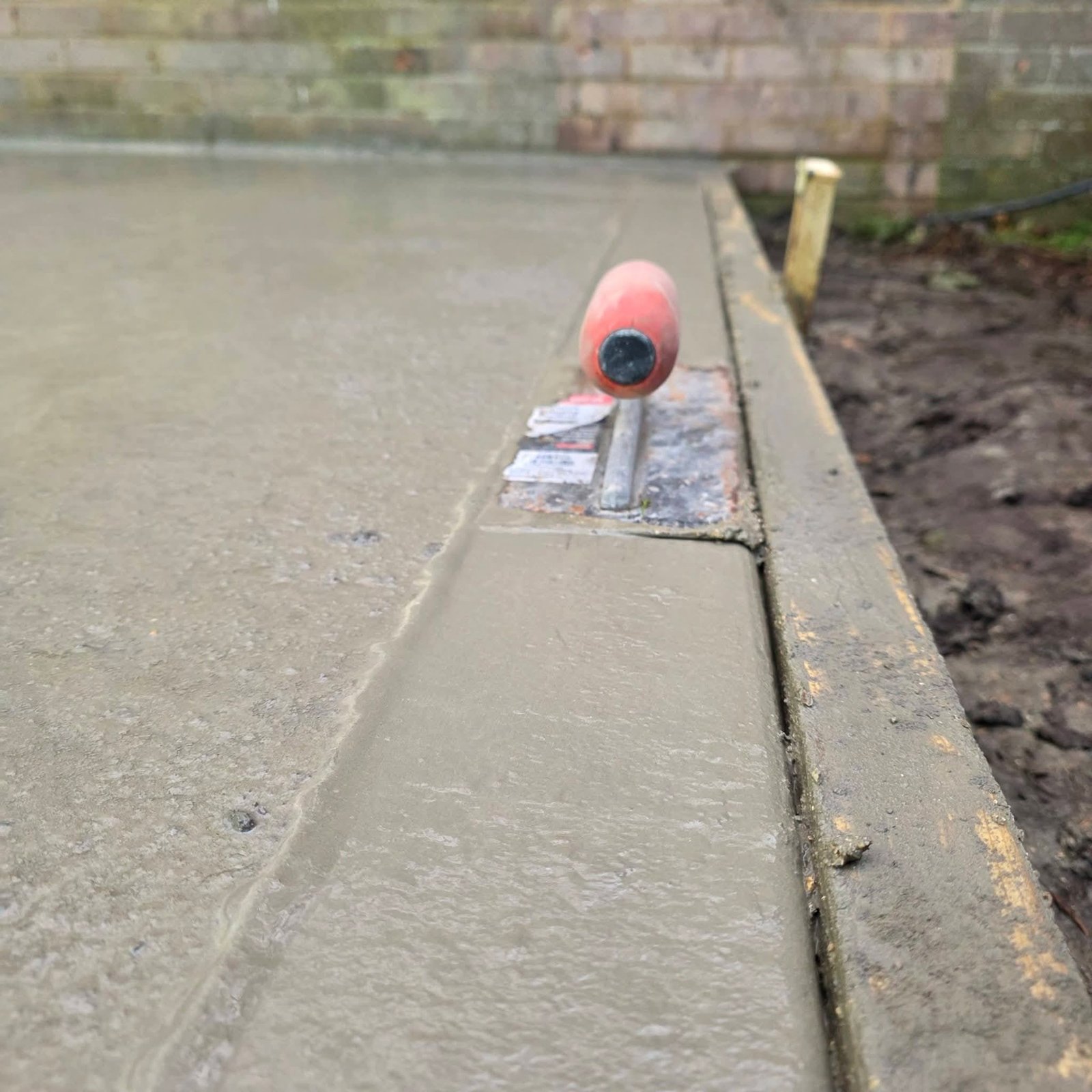 Finishing a fresh concrete slab edge
