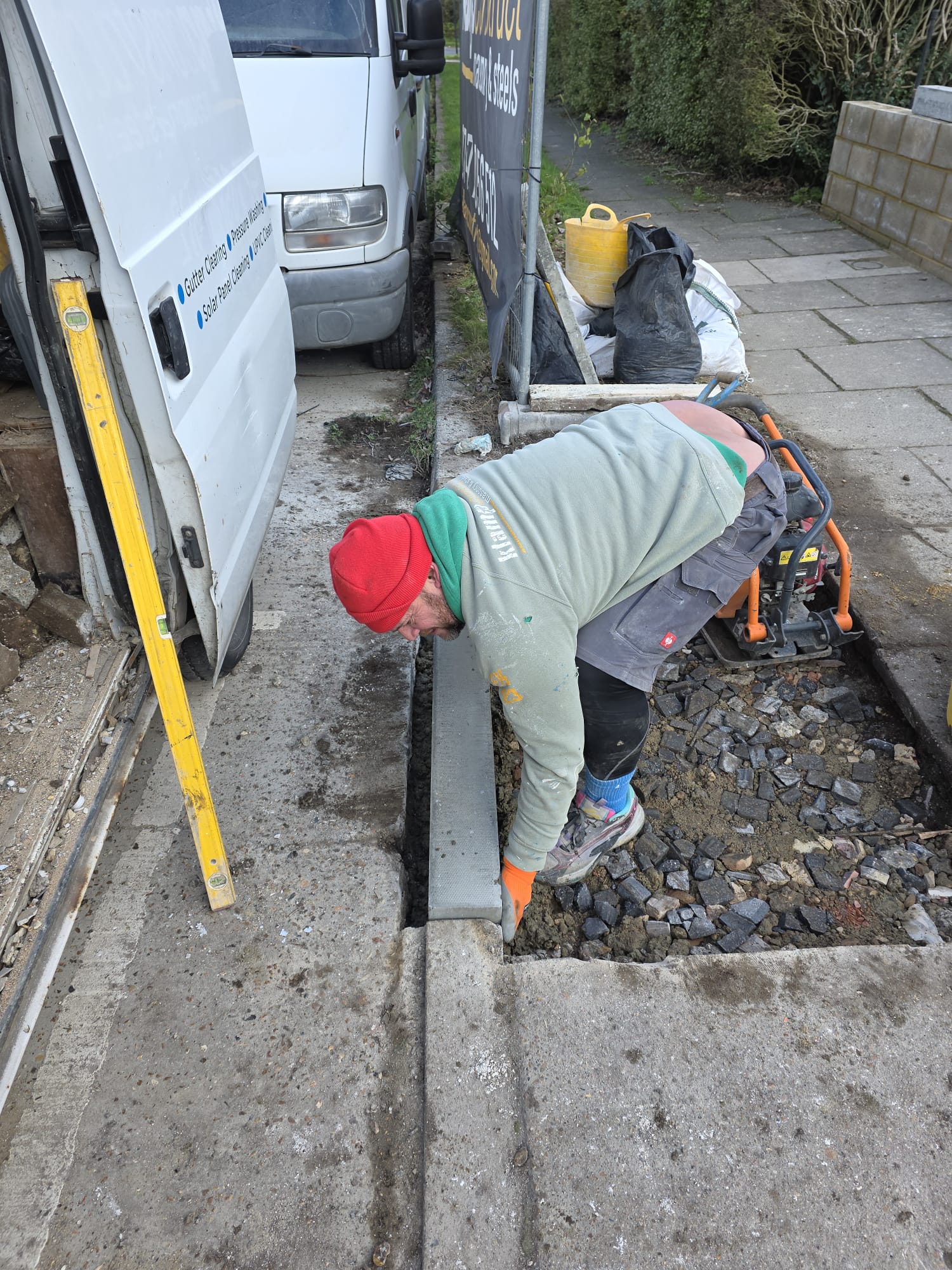 Setting kerb edging with a compactor